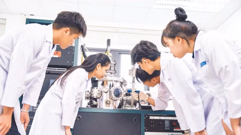 Sinh viên ngành Vật liệu thông minh và trí tuệ nhân tạo, Trường đại học Phenikaa thực hành nghiên cứu tại phòng thí nghiệm.