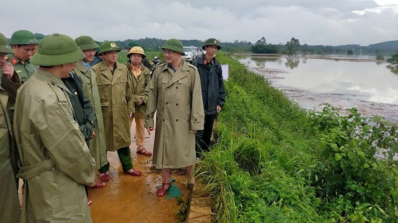 Lãnh đạo tỉnh Thanh Hóa cùng các ngành kiểm tra, chỉ đạo ứng phó lũ lụt ở xã Kim Tân.
