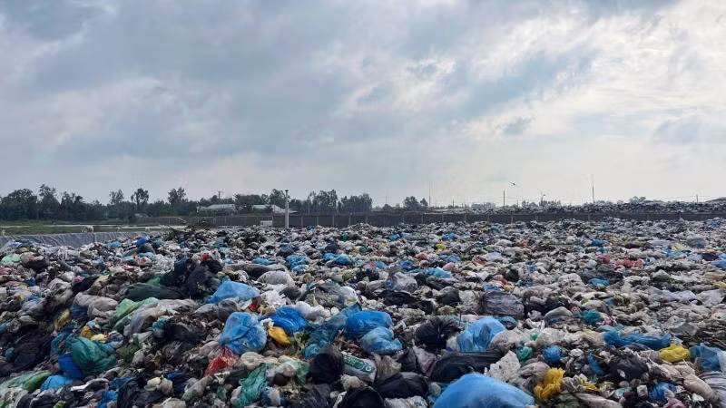 Bãi rác An Hiệp ô nhiễm môi trường nên người dân xung quanh bức xúc, ngăn không cho xe chở rác vào đổ. (Ảnh: HOÀNG TRUNG)