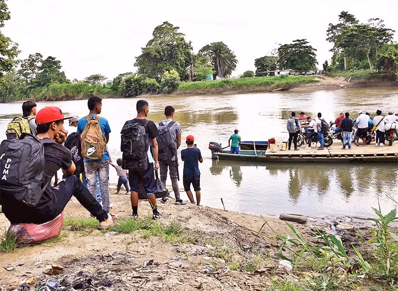 Người dân Colombia chạy trốn khỏi bạo lực. 