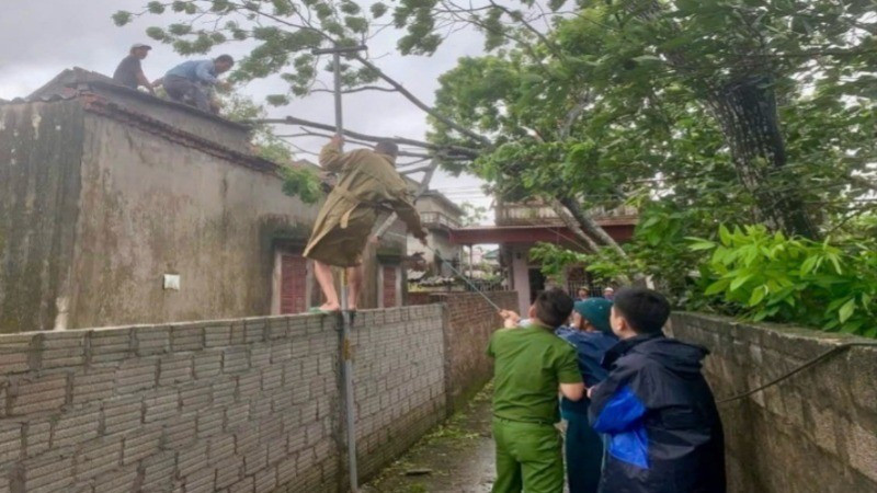 Các đơn vị công an từ tỉnh đến cơ sở đã huy động tối đa lực lượng, phương tiện để chống bão, cứu hộ, khắc phục hậu quả, bảo vệ an toàn tính mạng của nhân dân. (Ảnh: CA Ninh Bình)
