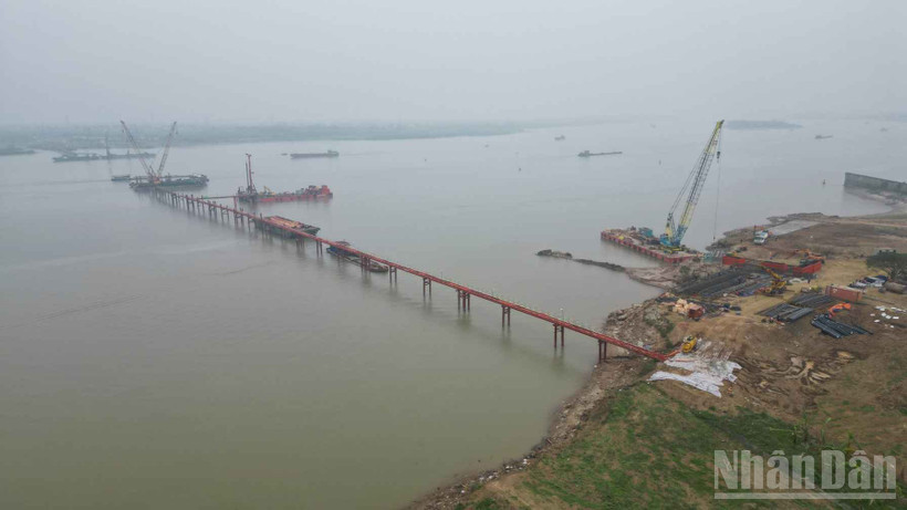 [Ảnh] Đẩy mạnh tiến độ xây dựng cầu Thượng Cát, từng bước hoàn thiện hạ tầng giao thông phía bắc Thủ đô