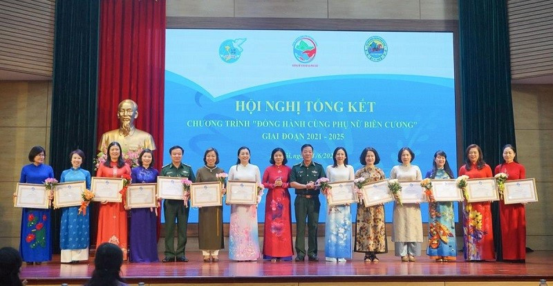 Lãnh đạo Hội Liên hiệp Phụ nữ Việt Nam và Thủ trưởng Bộ Tư lệnh Bộ đội Biên phòng trao tặng Bằng khen cho tập thể, cá nhân có thành tích nổi bật trong chương trình "Đồng hành cùng phụ nữ biên cương", giai đoạn 2021-2025. (Ảnh: DUY KHIÊM)