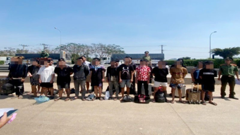 Công dân Việt Nam được phía Campuchia trao trả. (Ảnh: Báo Nhân Dân)