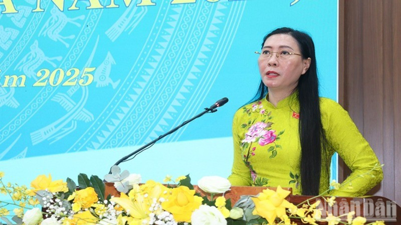 Đồng chí Bùi Thị Quỳnh Vân, Ủy viên Trung ương Đảng, Bí thư Tỉnh ủy Quảng Ngãi phát biểu chỉ đạo tại kỳ họp. 