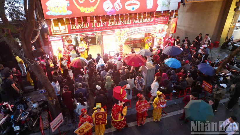 Người dân xếp hàng mua vàng tại Bảo tín Minh Châu vào ngày mùng 10 tháng Giêng âm lịch. 