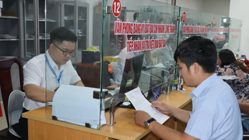 Giải quyết thủ tục hành chính tại Trung tâm Phục vụ hành chính công xã Long Thành, tỉnh Đồng Nai.