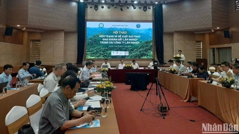 Hội thảo "Hiện trạng và đề xuất giải pháp giao khoán đất lâm nghiệp trong các công ty lâm nghiệp", ngày 25/4, tại Hà Nội. (Ảnh: Báo Nhân Dân)