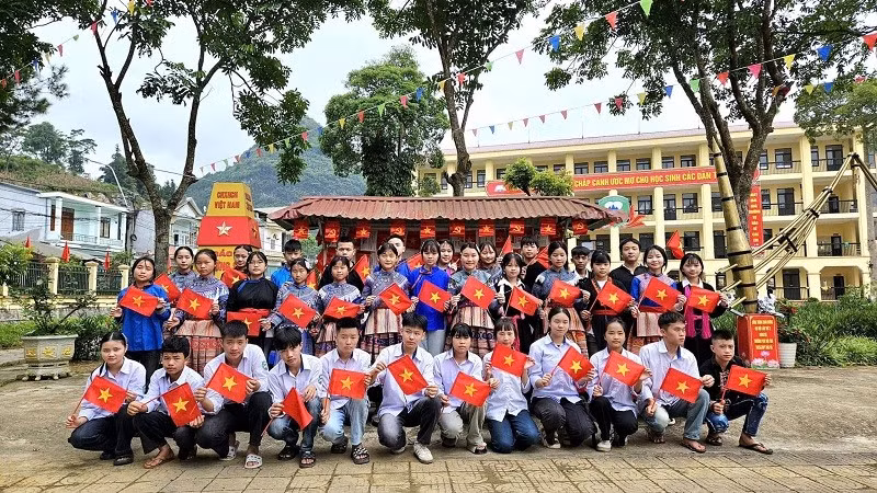 Niềm vui của học sinh Trường phổ thông dân tộc nội trú trung học cơ sở và trung học phổ thông Bắc Hà (tỉnh Lào Cai) trong dịp kỷ niệm 80 năm Cách mạng Tháng Tám thành công và Quốc khánh 2/9.