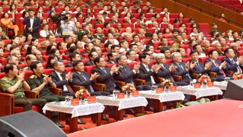 Tổng Bí thư Tô Lâm và các đồng chí lãnh đạo Đảng, Nhà nước dự chương trình gặp mặt người có công và nhân chứng lịch sử tiêu biểu. (Ảnh ĐĂNG KHOA)