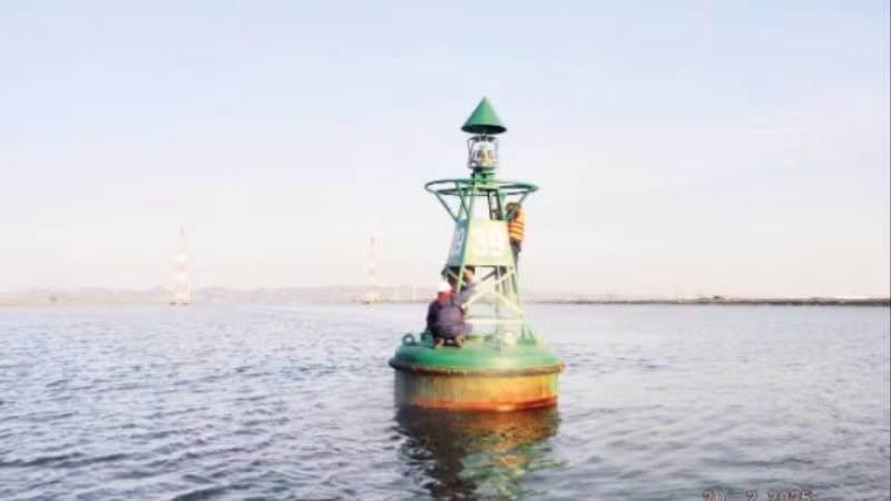 Nhân viên Bảo đảm an toàn hàng hải Đông Bắc Bộ bảo trì báo hiệu hàng hải.