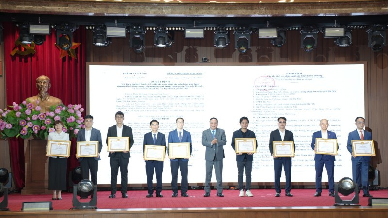 Tập thể cán bộ, công nhân viên Trung tâm công nghệ thông tin MobiFone luôn vững vàng tâm thế của “người chiến sĩ công nghệ thông tin” trong lực lượng Công an nhân dân.