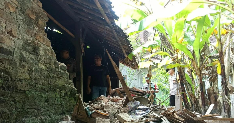 Một căn nhà bị hư hại do trận động đất. (Ảnh: TTXVN)