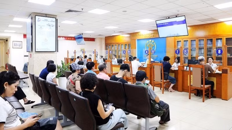 Người dân đến làm thủ tục tại Trung tâm phục vụ hành chính công số 3. (Ảnh: Báo Nhân Dân)