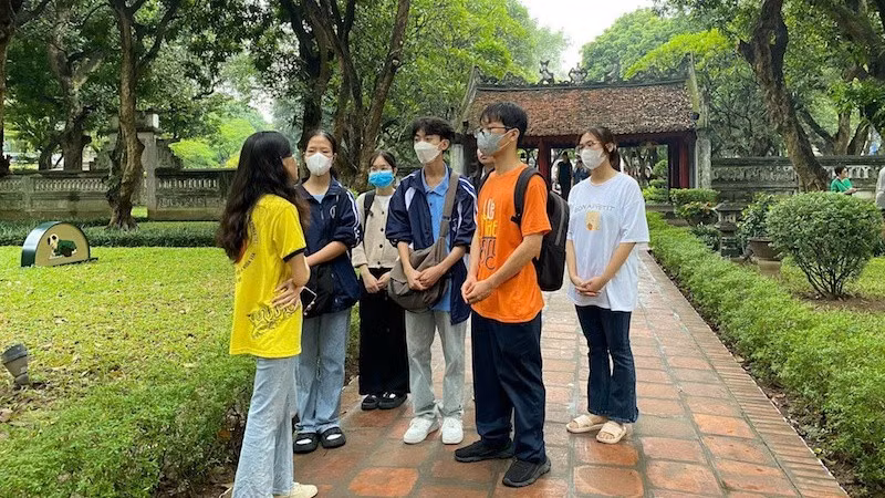Thành viên Câu lạc bộ Tuyên truyền Văn hóa-Lịch sử USSH hướng dẫn du khách tham quan tại Di tích Văn Miếu-Quốc Tử Giám.