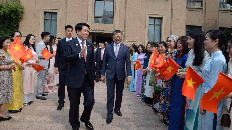 Chủ tịch nước gặp gỡ cán bộ nhân viên Đại sứ quán và cộng đồng người Việt Nam tại Trung Quốc. (Ảnh: HỮU HƯNG)