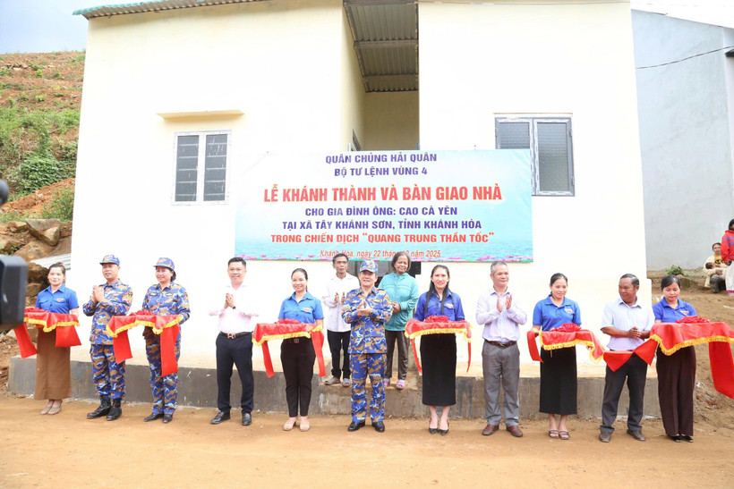 Các đại biểu cắt băng khánh thành và bàn giao nhà mới cho gia đình ông Cao Cà Yên ở xã Tây Khánh Sơn, tỉnh Khánh Hòa. (Ảnh: Quân chủng Hải quân)