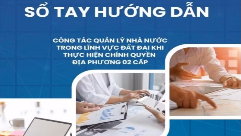 Sổ tay hướng dẫn công tác quản lý đất đai giúp chính quyền cấp tỉnh, cấp xã triển khai hiệu quả các nhiệm vụ khi thực hiện mô hình chính quyền địa phương 2 cấp. (Ảnh: TRƯỜNG GIANG/Báo Nhân Dân)
