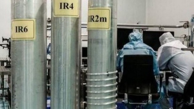 Kỹ thuật viên làm việc tại một cơ sở hạt nhân của Iran. (Ảnh: IRNA/TTXVN)