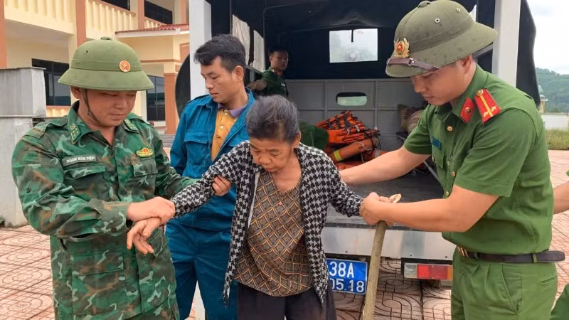 Cán bộ, chiến sĩ Đồn Biên phòng bản Giàng phối hợp đưa người dân về khu vực an toàn.
