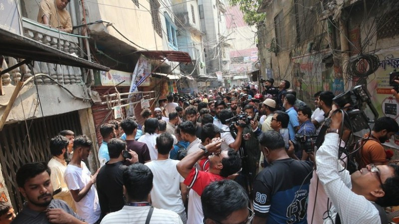 Người dân sơ tán ra bên ngoài những ngôi nhà sau trận động đất ở Dhaka, Bangladesh, ngày 21/11/2025. (Ảnh: THX/TTXVN)