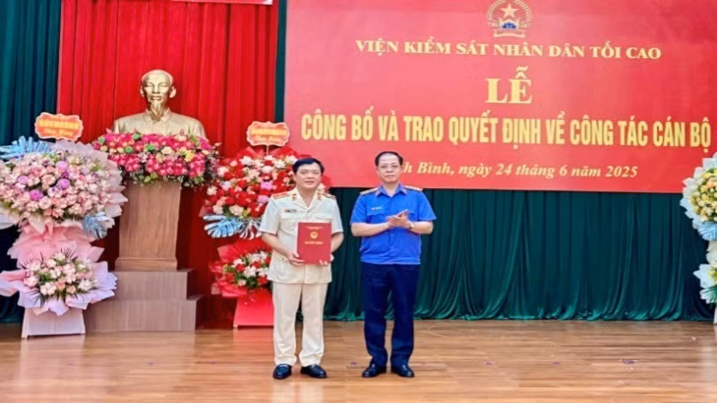 Đồng chí Trần Hải Quân, Phó Viện trưởng Viện Kiểm sát nhân dân tối cao trao Quyết định cho tân Viện trưởng Viện Kiểm sát nhân dân tỉnh Ninh Bình mới Phạm Ngọc Cảnh. 