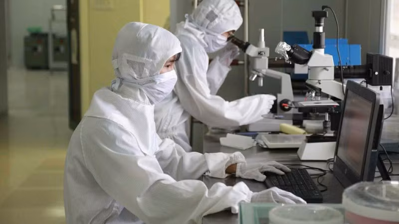 Sinh viên tại phòng thí nghiệm Vật lý Trường đại học Khoa học tự nhiên. (Đại học Quốc gia Hà Nội)