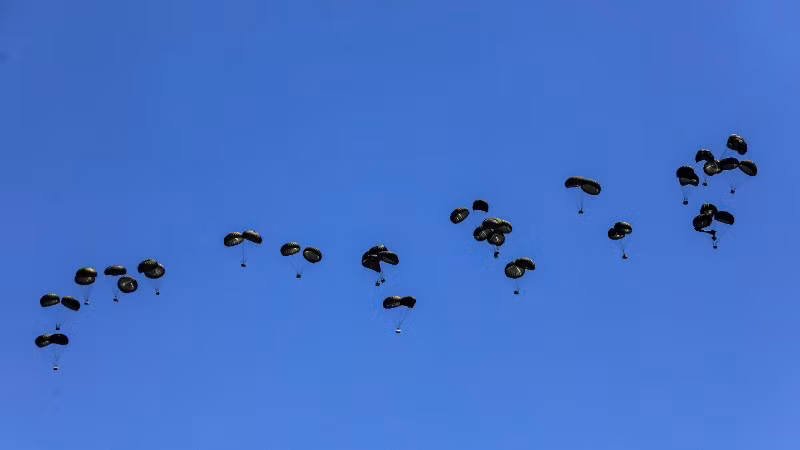 Các nước Jordan, Ai Cập, Các tiểu vương quốc Arab Thống nhất (UAE), Đức, Pháp và Tây Ban Nha đã tiến hành đợt thả hàng viện trợ chung xuống Dải Gaza.