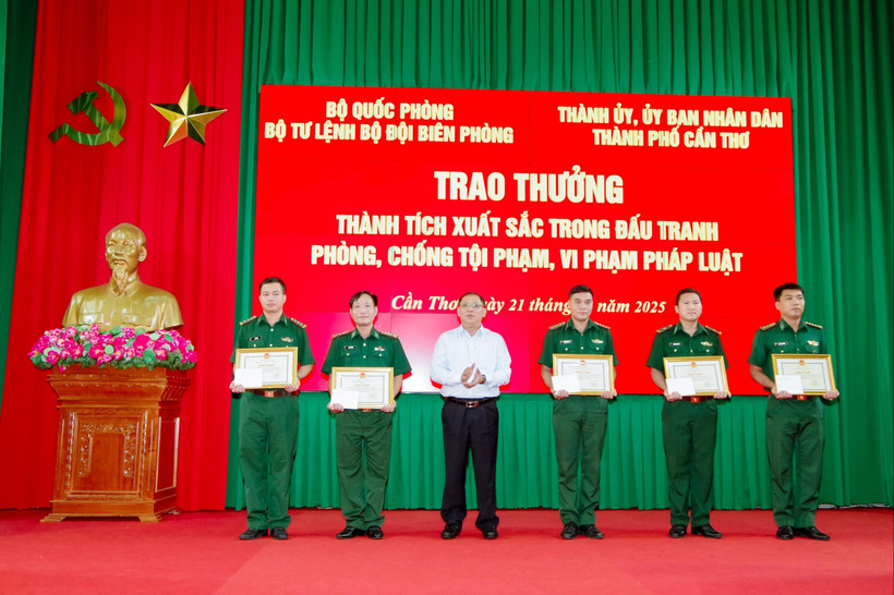Bộ Tư lệnh Bộ đội Biên phòng và Ủy ban nhân dân thành phố Cần Thơ khen thưởng đột xuất các cá nhân có thành tích xuất sắc trong đấu tranh phòng, chống tội phạm, vi phạm pháp luật. (Ảnh: VĂN LONG)
