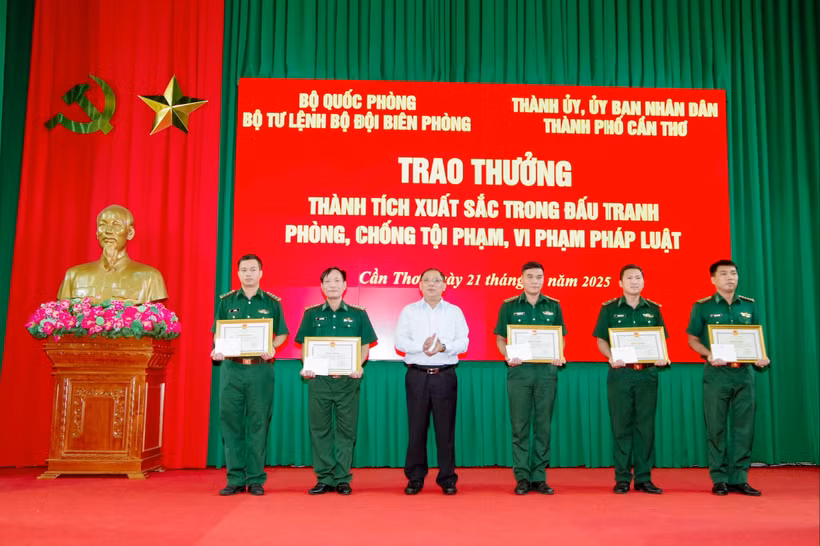 Bộ Tư lệnh Bộ đội Biên phòng và Ủy ban nhân dân thành phố Cần Thơ khen thưởng đột xuất các cá nhân có thành tích xuất sắc trong đấu tranh phòng, chống tội phạm, vi phạm pháp luật. (Ảnh: VĂN LONG)
