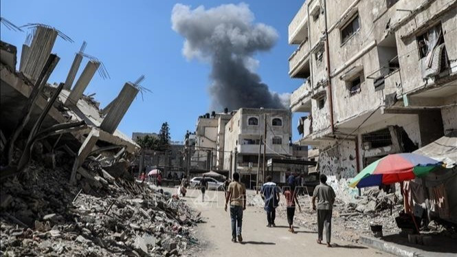 Khói bốc lên sau cuộc không kích của Israel xuống thành phố Gaza ngày 10/9/2025. (Ảnh minh họa: THX/TTXVN)