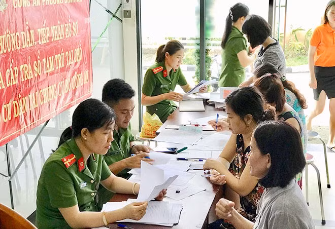 Công an Thành phố Hồ Chí Minh hướng dẫn người dân làm thủ tục đăng ký cư trú. (Ảnh: NHÂN SƠN)