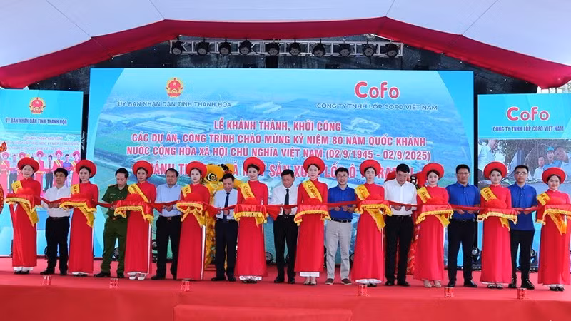 Các đại biểu cắt băng khánh thành, đưa nhà máy sản xuất lốp ô-tô vào hoạt động.