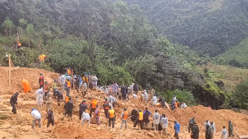 Các lực lượng chức năng đã tìm kiếm được nạn nhân đầu tiên trong vụ sạt lở đất tại thôn Mã Lầu, xã Lũng Cú, tỉnh Tuyên Quang.