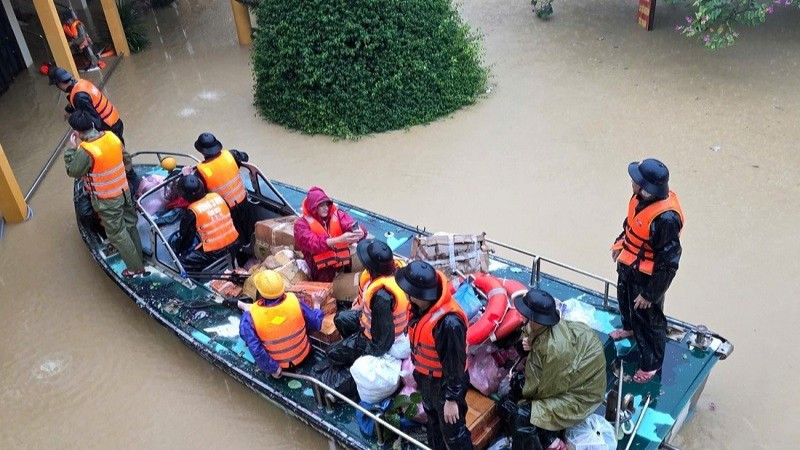 Xuồng chuyên dụng của Lữ đoàn 680, Vùng 3 Hải quân đưa hàng hóa đến vùng cô lập tại Hà Nha, thành phố Đà Nẵng. (Ảnh: BÁ DŨNG)