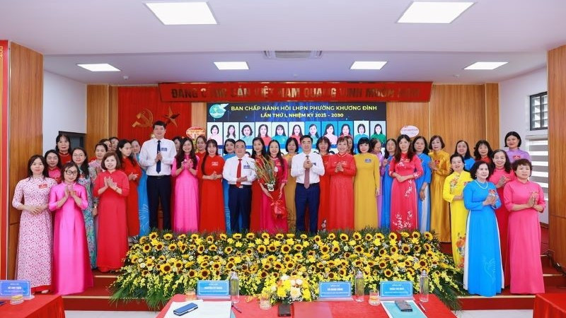 Các đồng chí lãnh đạo phường tặng hoa chúc mừng Ban Chấp hành Hội Liên hiệp phụ nữ phường Khương Đình nhiệm kỳ 2025-2030.