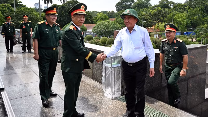 Thường trực Ban Bí thư Trần Cẩm Tú kiểm tra tiến độ, chất lượng các hạng mục hạ tầng tại khu vực Quảng trường Ba Đình. (Ảnh: DUY LINH)