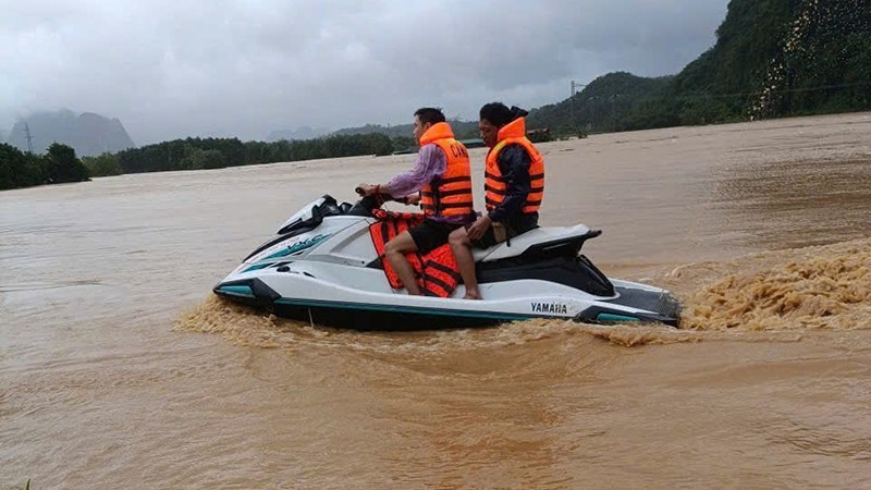 Lực lượng chuyên nghiệp cứu hộ nạn nhân bị lũ cô lập.