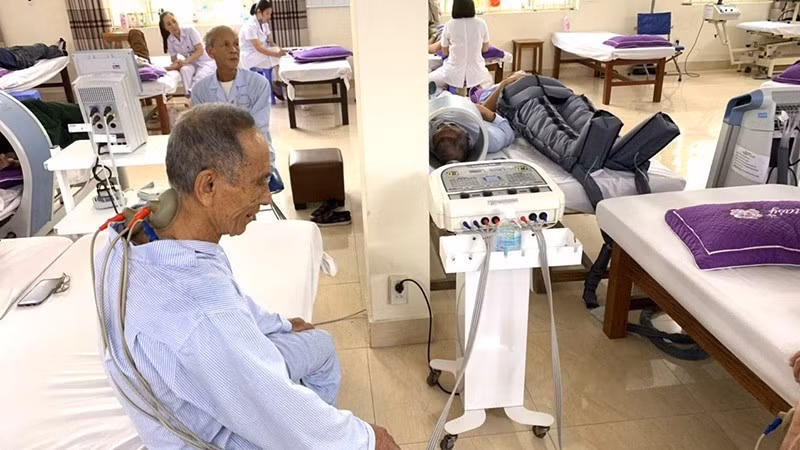 Một nạn nhân chất độc da cam đang điều trị bệnh dài hạn. Nhiều trường hợp phát sinh thêm bệnh thuộc Danh mục 17 bệnh của Bộ Y tế nhưng chưa được giám định lại theo quy định hiện hành. (Ảnh: Báo Nhân Dân/Minh Châu)