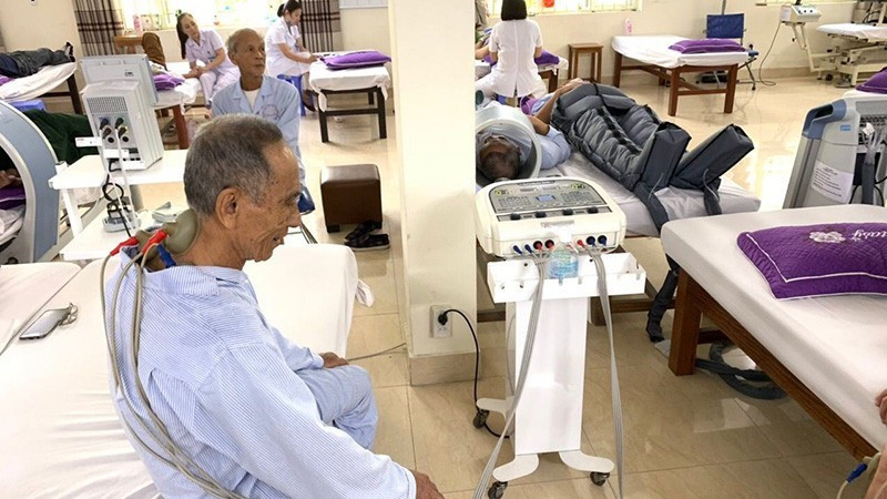 Một nạn nhân chất độc da cam đang điều trị bệnh dài hạn. Nhiều trường hợp phát sinh thêm bệnh thuộc Danh mục 17 bệnh của Bộ Y tế nhưng chưa được giám định lại theo quy định hiện hành. (Ảnh: Báo Nhân Dân/Minh Châu)