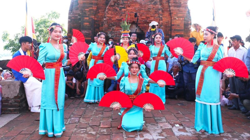 Thiếu nữ Chăm biểu diễn múa truyền thống.