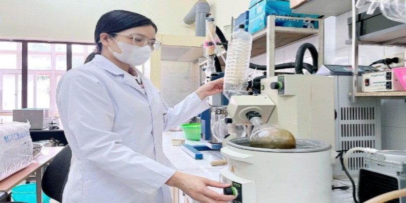 Cán bộ Viện Hóa học chiết xuất hoạt chất từ cây vông để bào chế chế phẩm hỗ trợ điều trị tiểu đường. (Ảnh MINH DUY)