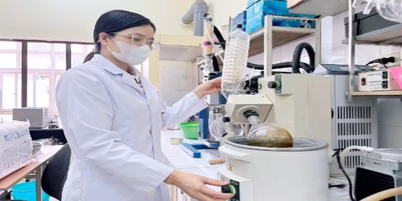 Cán bộ Viện Hóa học chiết xuất hoạt chất từ cây vông để bào chế chế phẩm hỗ trợ điều trị tiểu đường. (Ảnh MINH DUY)