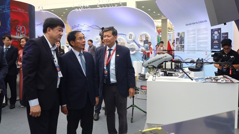 Lãnh đạo Viện Hàn lâm giới thiệu với Phó Thủ tướng Bùi Thanh Sơn về các giải pháp công nghệ đã được nghiên cứu, ứng dụng thành công trong thực tiễn. (Ảnh: ĐỨC HIẾU)
