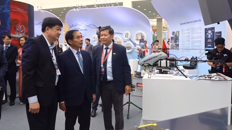 Lãnh đạo Viện Hàn lâm giới thiệu với Phó Thủ tướng Bùi Thanh Sơn về các giải pháp công nghệ đã được nghiên cứu, ứng dụng thành công trong thực tiễn. (Ảnh: ĐỨC HIẾU)