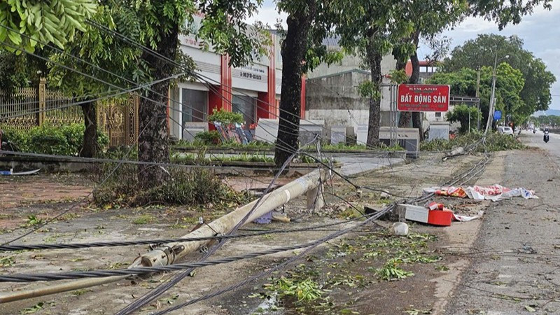 Cột điện cùng dây dẫn điện ở phường Nghi Sơn, tỉnh Thanh Hóa bị gãy, đổ.