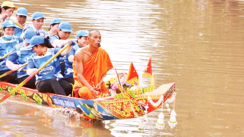 Lễ hội Ok Om Bok - Đua ghe ngo là một lễ hội truyền thống của đồng bào Khmer được tổ chức hằng năm. (Ảnh: TTXVN)