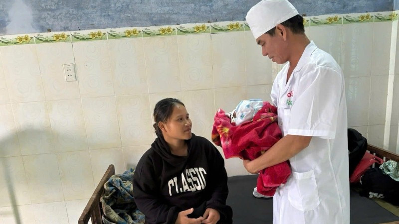 Trung tá Trần Minh Vũ và hai mẹ con sản phụ Hồ Thị Chơn.