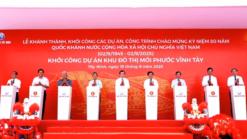 Nguyên lãnh đạo Trung ương, lãnh đạo tỉnh Tây Ninh ấn nút khởi công Khu đô thị mới Phước Vĩnh Tây.