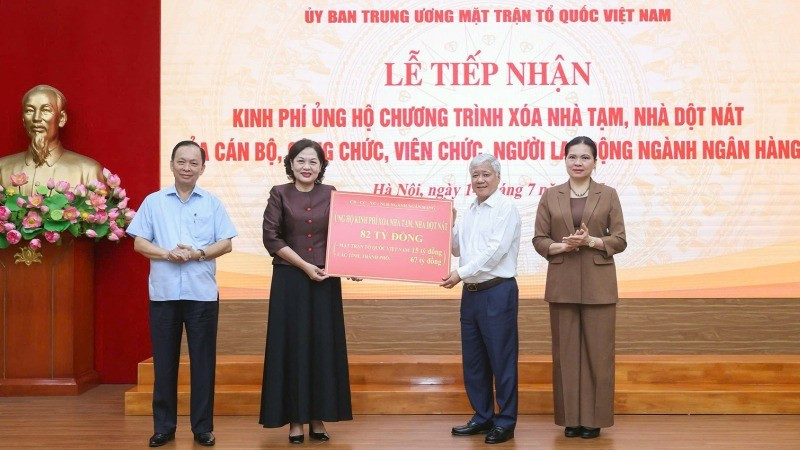 Đồng chí Đỗ Văn Chiến (thứ 2 từ phải sang) thay mặt Ban Thường trực Ủy ban Trung ương Mặt trận Tổ quốc Việt Nam tiếp nhận số tiền quyên góp 82 tỷ đồng.